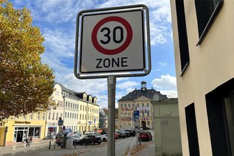 Tempo 30 in Hainichen: „Dieses Wirrwarr hat doch der Bürgermeister erfunden“ - Seit Montag ist die erweiterte Tempo-30-Zone in Hainichen ausgeschildert, hier am Markt.