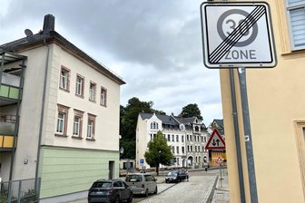 Tempo 30 in Hainichen: Wann kommen die Schilder? - Aktuell endet die Tempo-30-Zone in Hainichen noch am Tuchmacherhaus. Künftig gehört auch der Neumarkt dazu.