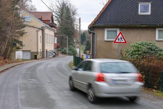 Tempo 30 in Kuhschnappel: „Vorzeitiges Weihnachtsgeschenk“ – oder die nächste Enttäuschung? - Dieses Schild „Vorsicht, Kinder“ soll weg, stattdessen weisen Verkehrszeichen künftig hier auf den Start des Tempo-30-Abschnitts zu bestimmten Zeiten hin – obwohl es gegenüber sogar einen Fußweg gibt.