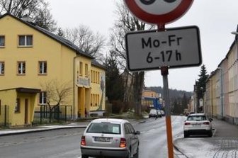 Tempo 30: Schild vor Kita aufgestellt - War zuletzt ein Politikum: die vom Oelsnitzer Stadtrat beschlossene Tempobegrenzung.