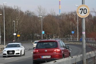 Tempo 70 vor Blitzer nahe A-72-Abfahrt in Chemnitz sorgt für Verwirrung - Verwirrung in Rottluff: Kurz vorm Ortseingang geht es noch mal rauf auf Tempo 70, wenige hundert Meter weiter steht ein Blitzer.