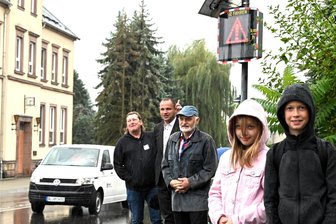 Tempo-Anzeige vor der Schule: Was diese Tafeln noch verraten - Die Geschwindigkeitstafel vor der Grundschule in Seifersbach hat nach Aussage der Gemeinde Rossau große Wirkung. Die meisten Autofahrer achten auf ihr Tempo. Tom und Melina (v. r.) finden das gut.
