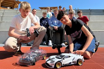 Tempo durch Wasserstoff: Limbacher Schüler treten bei Deutschlandfinale in Chemnitz mit Modellautos an - Die Schüler der 9. Klasse an der FELS-Schule (vorn Thomas Kühnrich und Luis Kreiselmeier) in Limbach-Oberfrohna nehmen in diesem Jahr zum ersten Mal am Wasserstoff-Grand-Prix teil.