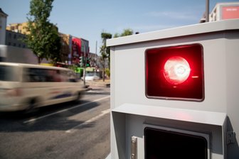 Tempo-Verstoß: Das droht Autofahrern, die geblitzt werden - Ein rotes Blitzlicht, schon ist es passiert. Was kommt danach auf Autofahrer zu? (Archiv)