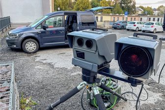 Tempokontrollen in Auerbach: Stadt beauftragt Dienstleister - Ein Anblick, an den sich Kraftfahrer in Auerbach bald wieder gewöhnen müssen: Blitzertechnik im Einsatz gegen Temposünder - wie hier in der Nicolaistraße beim Testbetrieb im September. Die Stadt sucht nach verschiedenen Tests per beschränkter Ausschreibung einen privaten Dienstleister für die Überwachung des fließenden Verkehrs.