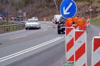 Tempolimit 50 km/h: Autofahrer von B 174 zwischen Marienberg und Chemnitz genervt - Statt auf drei Spuren ist die B 174 am gesamten Hohndorfer Berg seit Dezember 2021 nur auf zwei Spuren und mit Tempo 50 befahrbar.