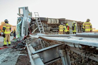 Tempolimit und Teilsperrungen nach Lkw-Unfall auf A 72 bei Stollberg - Am Dienstagnachmittag war ein Lastwagen von der Fahrbahn abgekommen, umgekippt und hatte die Mittelleitplanke der Autobahn 72 bei Stollberg durchbrochen. 