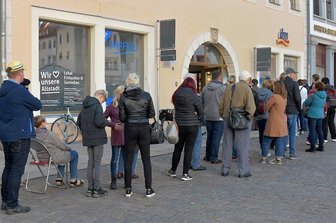 Temporäres Impfzentrum in Freiberg: Ehepaar wartet vergeblich auf Booster - Die Warteschlange am 28. Oktober vor dem temporären Impfzentrum am Obermarkt 4 in Freiberg.