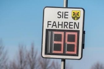 Tempotafel bei Hartha gegen Raser - Diese Messtafel erfasst die Geschwindigkeit von Verkehrsteilnehmern bei Hartha. 