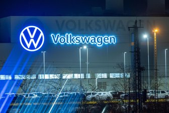 „Tendenz mies“: So wirkt sich die VW-Krise auf die Wirtschaft im Vogtland aus - Am Volkswagen Werk in Zwickau/Mosel hängen über Zuliefererketten auch viele Jobs im Vogtland.