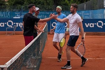 Tennis-Cracks vorzeitig am Ziel: Spielgemeinschaft macht Klassenerhalt in der Regionalliga perfekt - Glückwunsch zum Klassenerhalt: Auch die Würzburger gratulierten den sächsischen Spitzenspielern Michael Mirtchev (l.) und Tomas Musil zum starken Auftritt.