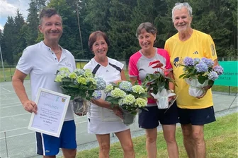 Tennis: Die alten Adorfer Stadtmeister sind auch die neuen - Wurden geehrt: Von links Steffen Lachmann, Silvia Schäfer, Gabriele Glede und Wolfgang Glede.