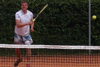 Tennis: Die Gegner und der Wettergott machen Oelsnitzer Männern zu schaffen - TSV-Spieler Jens-Uwe Affeldt und sein Team warten weiter auf den ersten Sieg.