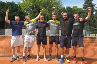 Tennis: Freiberger steigen in Regionalliga auf - Ronald Kraatz, Alexander Kreller, Milan Fiala, Tomas Musil, Jan Marek und Stefan Schneider (v. l.) machten gegen den SV Reinickendorf II den Aufstieg perfekt.