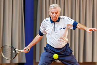 Tennis im Vogtland mit 86: „Hauptsache der Ball fliegt übers Netz“ - Günter Petzold setzt auch mit 86 auf Tennis statt auf Nordic Walking.