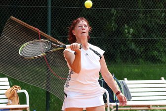 Tennis: Markneukirchener Neptun-Frauen verlieren gleich zwei Hitzeschlachten - Schlug eine Hitzeschlacht gegen Frankenberg: Silvia Schäfer von der SG Neptun Markneukirchen.