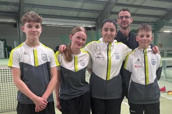 Tennis-Nachwuchs aus dem Erzgebirge freut sich über Bronze - Das Olbernhauer U-15-Team: Ben Sauermann, Mia Sophie Zitzmann, Lilaf Khalid, Trainer André Prezewowsky und Felix Ullmann (von links).