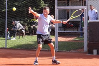Tennis: Oelsnitzer gewinnt dank Energieleistung Drei-Stunden-Kampf - Nach drei Stunden hartem Kampfes doch noch Sieger: Steffen Lachmann vom TSV Oelsnitz.