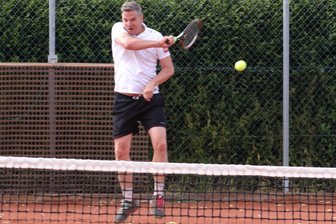 Tennis-Sachsenpokal: Oelsnitzer fliegen nach knapper Niederlage raus - TSV-Spieler Jens-Uwe Affeldt konnte seinen höherklassigen Gegner nicht bezwingen.