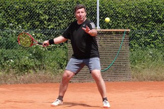 Tennis: Starker Neuzugang aus Klingenthal punktet gleich für Oelsnitz - Neuzugang Jaroslav Kratochvil trug gleich einen Sieg zum ersten Oelsnitzer Punktgewinn in dieser Saison bei.