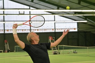 Tennis: Stollberger Senioren siegen im Derby gegen Zwönitz - Heiko Schauer vom TuS Zwönitz musste sich seinem Stollberger Kontrahenten Uwe Hampel erst nach großem Kampf mit 8:10 im dritten Satz geschlagen geben.