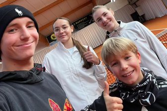 Tennis: U 18 des VTC Reichenbach startet mit 12:0-Knallersieg in die Bezirksliga-Saison - Nach einem 12:0-Sieg darf so gestrahlt werden! Die U 18 des VTC gewann in Crimmitschau souverän.