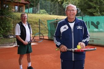 Tennisclub verbessert Bedingungen für den Nachwuchs - Vereinsvorsitzender Andreas Tzscheutschler und Nachwuchstrainer Erland Richter (vorn) sind froh, dass der erste Bauabschnitt geschafft ist. Der TC Rockelmann verbessert damit die Trainingsbedingungen für seine Nachwuchsarbeit. 
