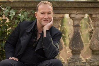 Tenor singt auf Schlossterrasse - Björn Casapietra singt am Schloss Waldenburg.