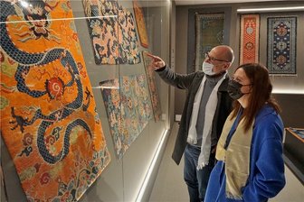 Teppichmuseum im Schloss Voigtsberg zeigt Kostbarkeiten vom Dach der Welt - Jochen Wolf und Julia Endemann schauen sich die ausgestellten tibetischen Teppiche der neuen Sonderschau im Museum auf Schloss Voigtsberg in Oelsnitz ganz genau an.