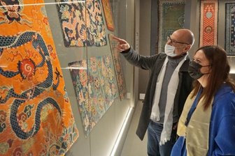 Teppichmuseum: Kostbarkeiten vom Dach der Welt zu sehen - Jochen Wolf und Julia Endemann schauen sich die ausgestellten tibetischen Teppiche der neuen Sonderschau im Museum auf Schloss Voigtsberg in Oelsnitz ganz genau an.