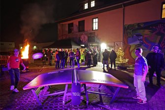 Teqball: Trendsport jetzt auch in Glauchau möglich - Während des weihnachtlichen Jahresabschlusses im H2 ist die Teqball-Platte eingeweiht worden.