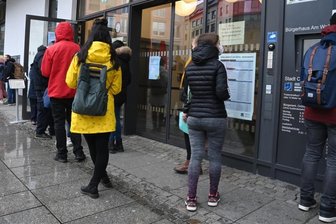 Termin im Chemnitzer Bürgeramt erst in sechs Wochen: Darum dauert es aktuell so lang - Für viele Dienstleistungen der Stadt sind mittlerweile vorab Terminbuchungen nötig, online oder unter Telefon 115. Aktuell gibt es oft erst in sechs Wochen wieder freie Termine. Wie hier im Bürgerhaus Am Wall wird zudem wegen Corona immer nur eine begrenzte Anzahl Menschen eingelassen.