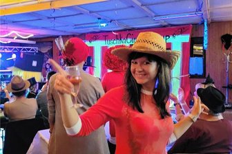 Termin notieren: Tauscha bereitet sich auf Festwochenende vor - Vergangenen Oktober gab es eine turbulente Hutparty im Dorfklub.