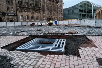 Termin steht fest: Am Freitag wird der Baum auf dem Chemnitzer Markt gepflanzt - Die metallische Baumscheibe für die Silberlinde ist vorbereitet.