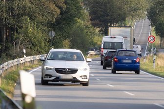 Termin steht fest: Bundesstraße im Erzgebirge wird wochenlang gesperrt - Aufgrund von Schäden an einer Brücke gilt auf dem rund 300 Meter langen Abschnitt derzeit Tempo 50.