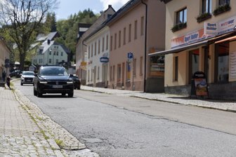 Termin steht fest: Straße im Zentrum von Oberwiesenthal wird monatelang gesperrt - Die Karlsbader Straße in Oberwiesenthal wird grundhaft ausgebaut und dafür gesperrt.
