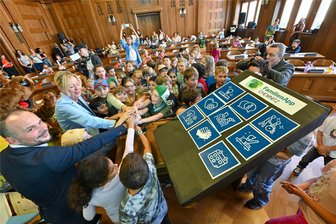 Termine, Beratung, Veranstaltungen: Chemnitz startet Familien-App - Bei einer Kinderkonferenz, die am Montag im Rathaus stattfand, durften viele Hände den symbolischen Startknopf für die App drücken.