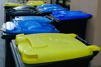 Termine für Gelben Sack fehlen: Vogtlandkreis reicht nach Panne wichtige Information nach - Eine Panne im Landratsamt führte zu fehlenden Entsorgungsterminen.