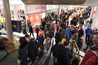 Termine für verkaufsoffene Sonntage in Chemnitz stehen fest - Volle Rolltreppen in der Chemnitzer Galerie Roter Turm an einem verkaufsoffenen Sonntag in der Adventszeit.