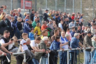 Terminierung an einem Werktag und Wunsch nach Heimrechttausch: Darüber diskutieren Fans im Netz nach der Pokalauslosung VfB Empor Glauchau gegen FC Erzgebirge Aue - 472 Zuschauer verfolgten den 3:2-Sieg des VfB Empor im Halbfinale gegen Dresden-Laubegast. Gegen Aue werden es noch deutlich mehr werden – auch wenn die mögliche Terminierung nicht allen Fans gefällt.