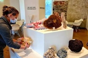Terra mineralia öffnet ab 1. Februar - C. Drechsler vom Serviceteam gestaltet im Shop der Terra mineralia ein Pentagonregal mit Mineralien neu.