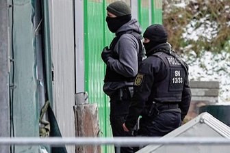 In Olbernhau hat es am Mittwoch in den frühen Morgenstunden zwei Festnahmen gegeben. Das Sondereinsatzkommando durchsucht auch das Firmengelände des ehemaligen AfD-Stadtrats. 