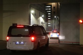 Terrorverdächtiger Al-Bakr erhängt in Zelle aufgefunden - Ein Leichenwagen fährt am frühen Donnerstagmorgen in die Justizvollzugsanstalt Leipzig.