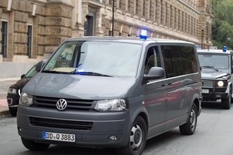 Terrorverdächtiger von Chemnitz hatte Kontakte zum IS - Ein Polizeitransporter auf dem Weg zum Haftprüfungstermin von Jaber Albakr .