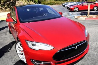 Tesla mit "Autopilot"-Assistent fährt auf der Autobahn auf Bus auf -
