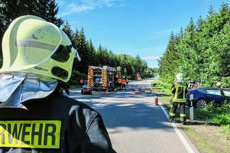 Tesla-Prozess im Erzgebirge: Zuletzt bricht Fahrerin ihr Schweigen - Kurz nach dem Zusammenprall am 21. Juni 2020 auf dem Autobahnzubringer Aue: Die S 255 ist voll gesperrt, ein Rettungshubschrauber ist im Einsatz. Drei Frauen sind tot, die kleine Tochter der Unfallverursacherin wurde leicht verletzt, ihr wenige Monate alter Sohn schwer. Er leidet bis heute unter einem Halswirbelbruch.