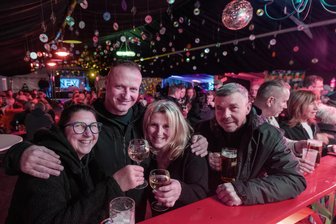 Test bestanden: Gelungenes Partywochenende in Herlasgrün - Klaudia, Danny, Annett und Amelt (von links) gehörten am Freitagabend zu den Partygästen.
