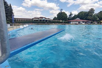 Test: Crossener Freibad gilt als Geheimtipp - Mit einem Sprungbrett hat das Freibad sein eigenes Highlight.