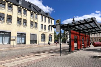 Test in Reichenbach: Bus-Rendezvous zieht ab Montag an die Haltestelle Roßplatz um - Für den Rendezvous-Verkehr der Busse soll eine neue Variante am Roßplatz getestet werden.