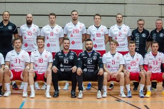 Test macht Appetit auf mehr - Die Oberligamannschaft des HC Einheit Plauen: hinten von links Co-Trainer Heiko Schuster, Trainer Jan Richter, Jakub Sira, Maximilian Krüger, Matyas Mandaus, Jiri Fort, Karel Kveton, Mannschaftsarzt Dr. Normann Haßler, Mannschaftsbetreuer Bernd Grimm, Physiotherapeut Christian Ulbricht, vorn von links Marcel Gemeinhardt, David Zbiral, Jannis Roth, Jan Misar, Josef Pour, Kevin Model, Jan Kacin und Dominic Pecek.